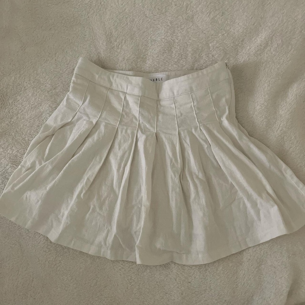 MOONBALL LINEN PLEATED TENNIS SKIRT IN OFF WHITE